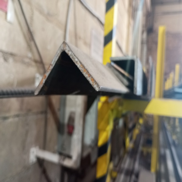 Уголок горячекатаный равнополочный стальной